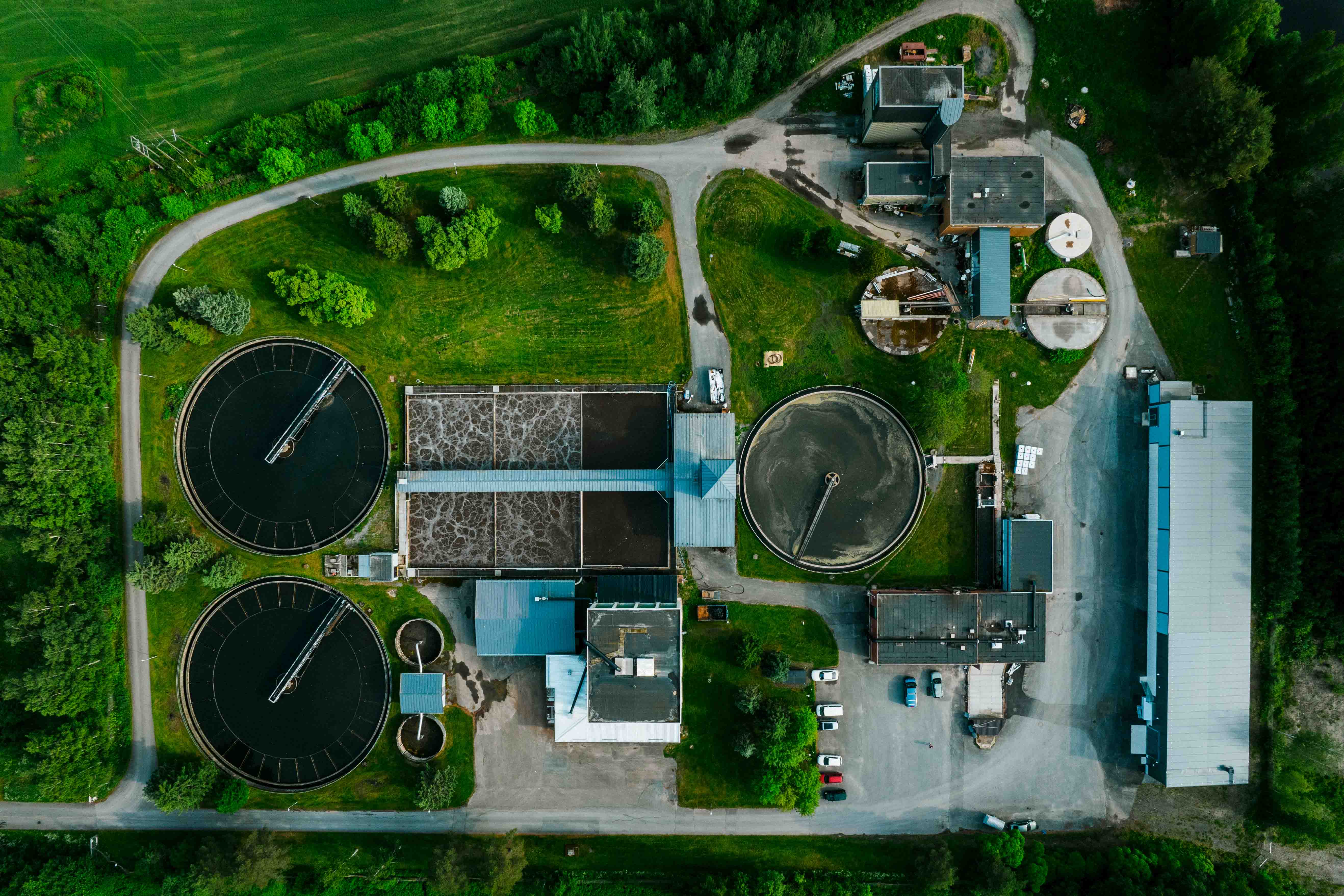 Jätevedenpuhdistamo ylhäältä päin
