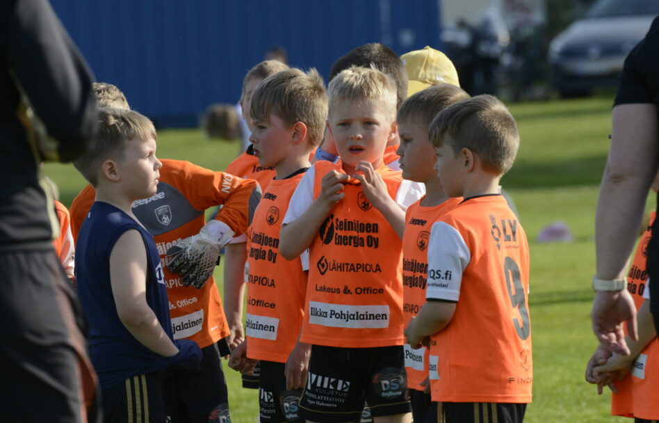 Jalkapalloilevat lapset.