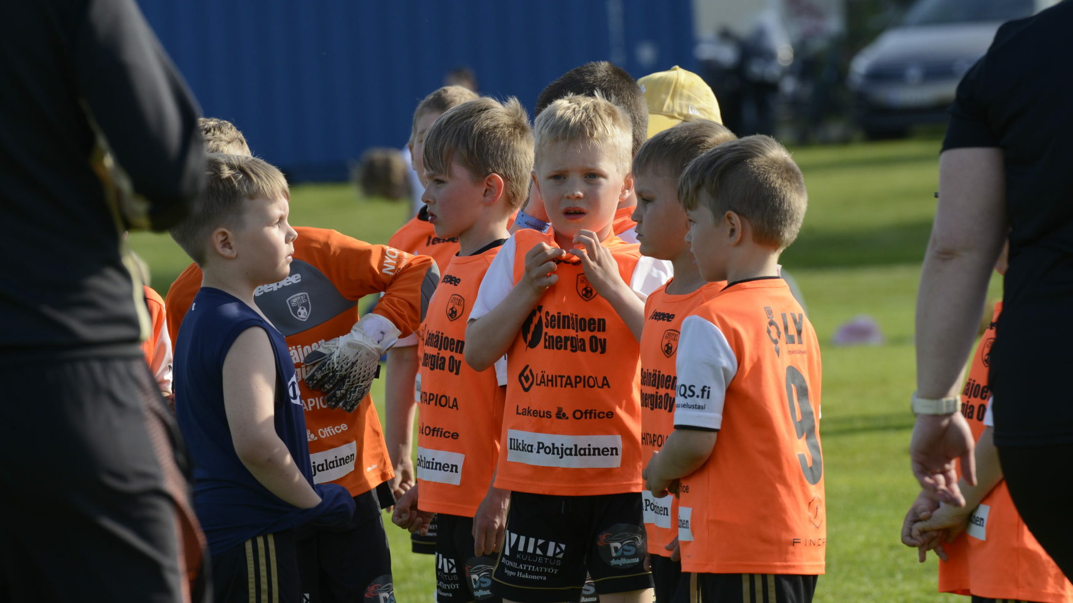 Jalkapalloilevat lapset.