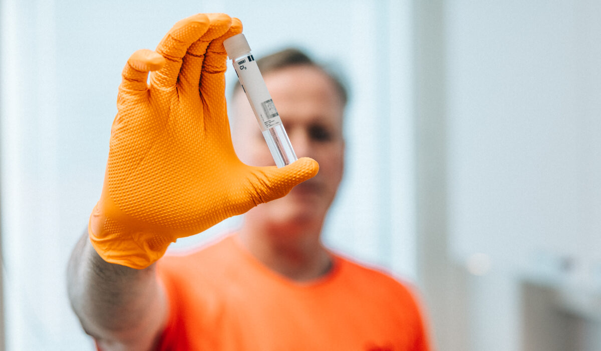 Laboratorion työntekijä analysoimassa vesinäytettä