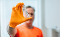 Laboratorion työntekijä analysoimassa vesinäytettä