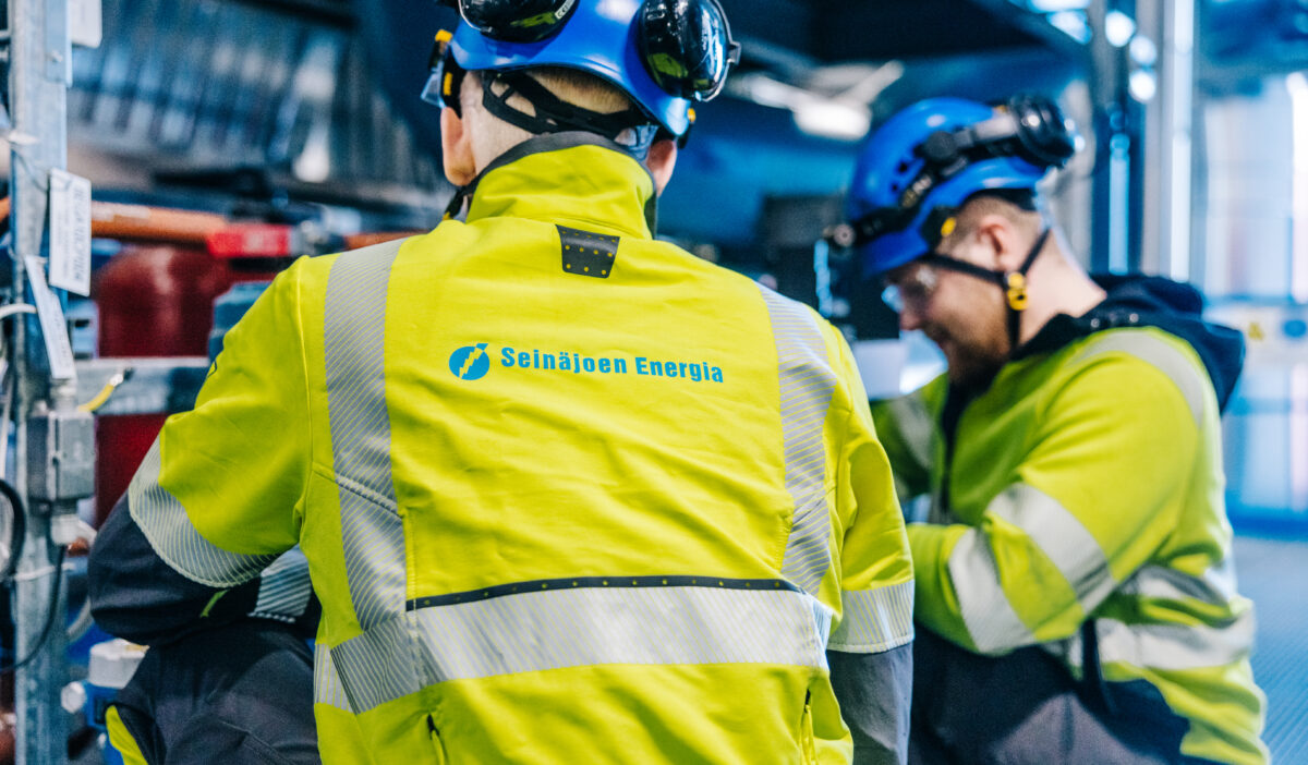 Logo Seinäjoen Energia työntekijän työtakissa