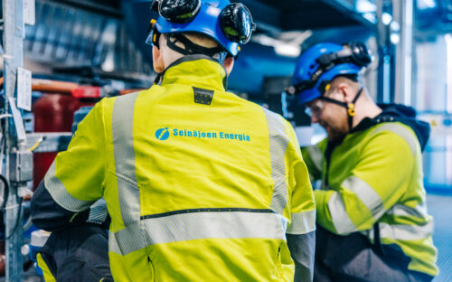 Logo Seinäjoen Energia työntekijän työtakissa