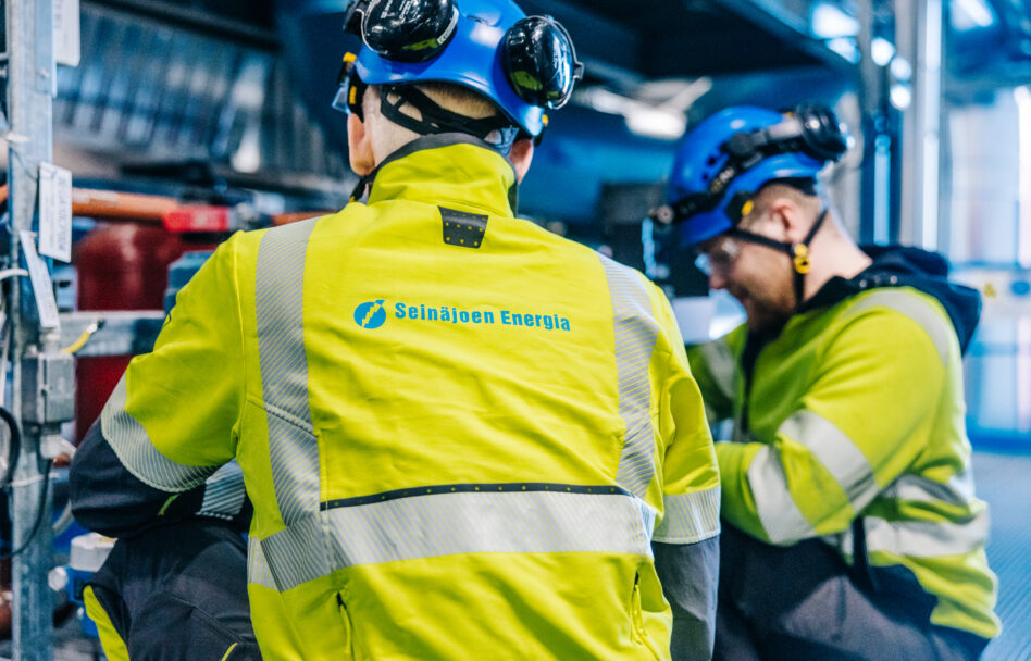 Logo Seinäjoen Energia työntekijän työtakissa