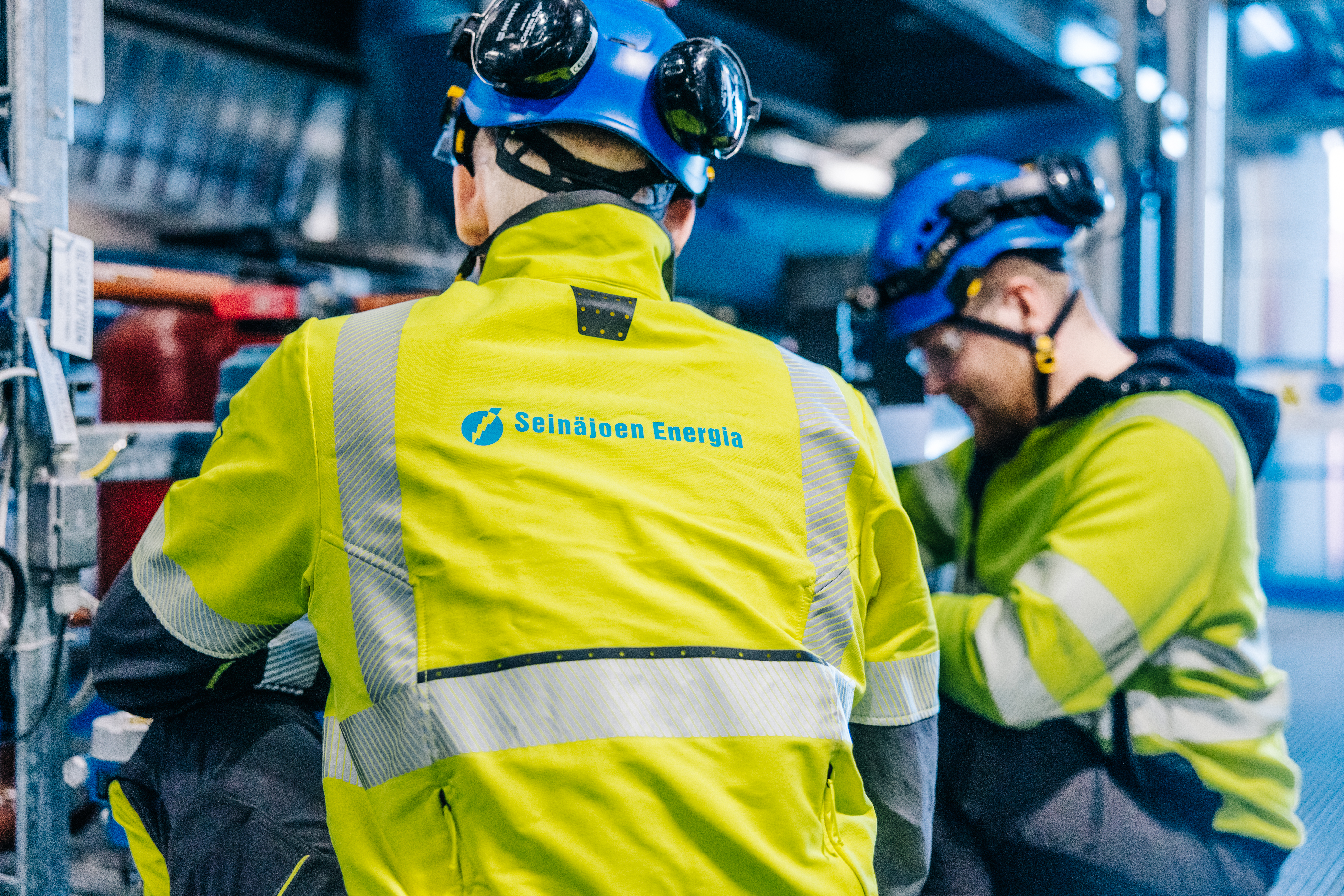 Logo Seinäjoen Energia työntekijän työtakissa