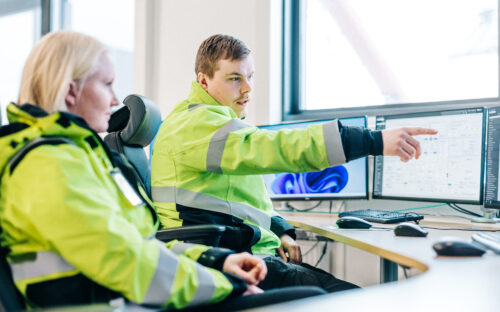 Kaukolämmön henkilöstöä valvomossa