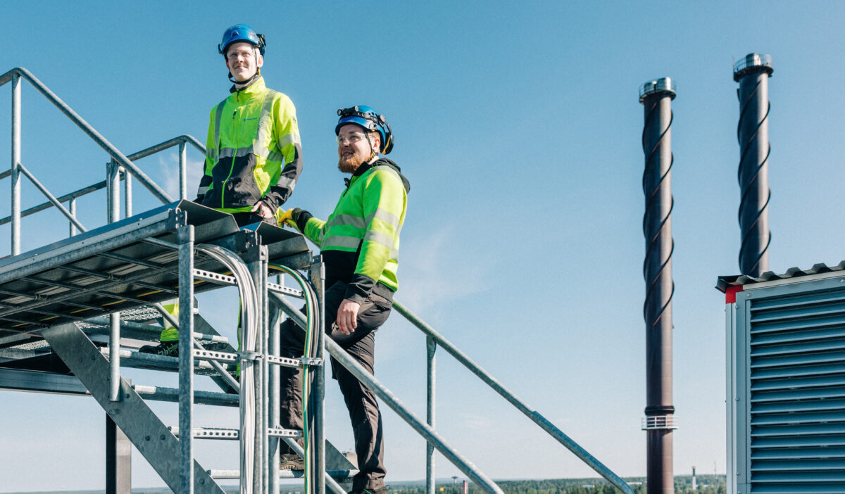 Kaukolämmön työntekijät kaukolämpölaitoksen katolla