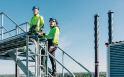 Kaukolämmön työntekijät kaukolämpölaitoksen katolla