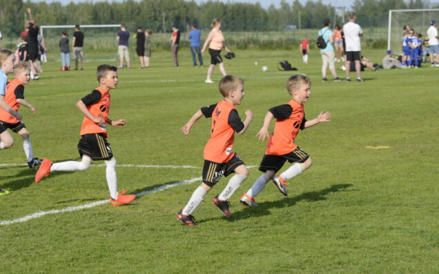 Juniorijalkapalloilijoita pelaamassa