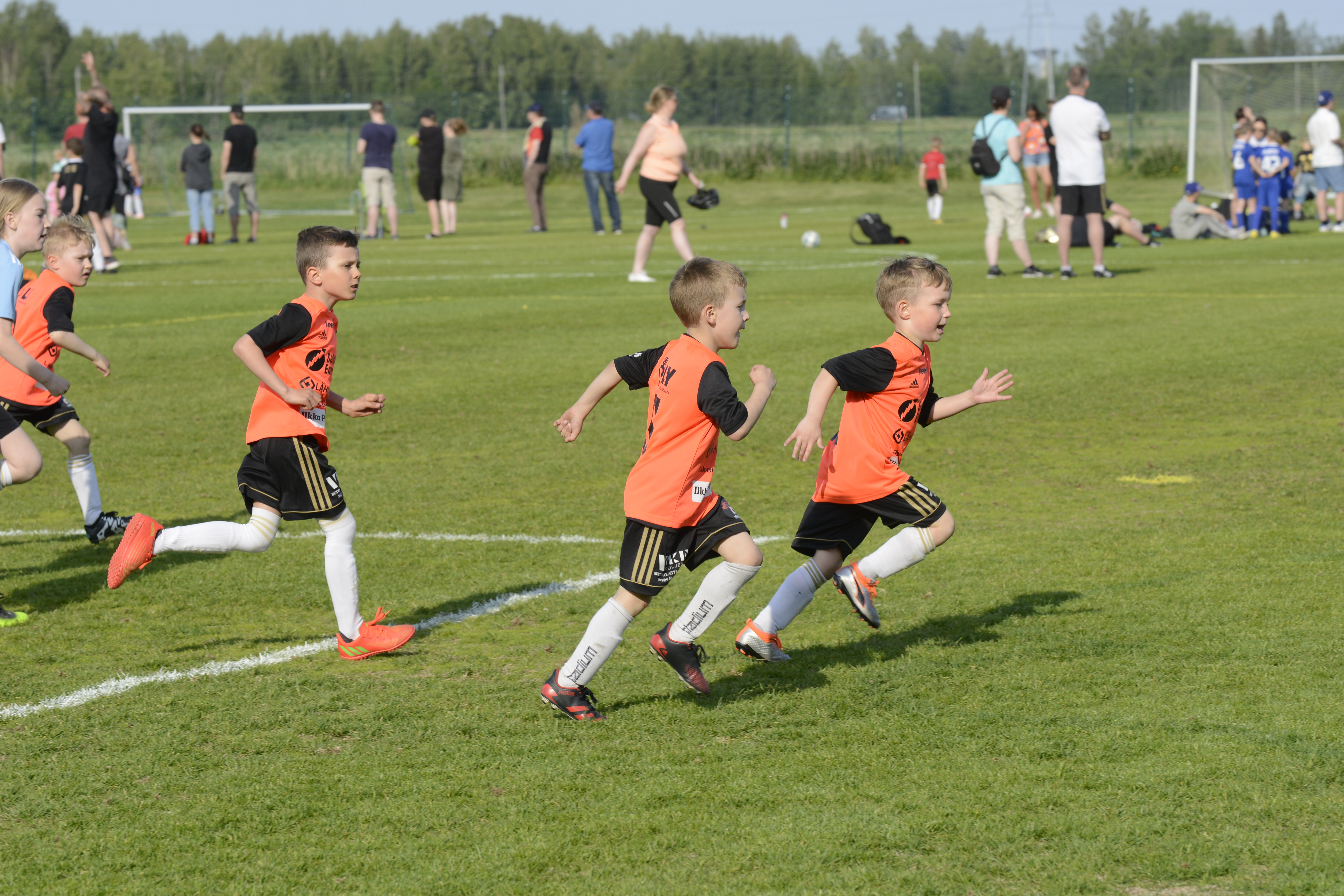 Juniorijalkapalloilijoita pelaamassa