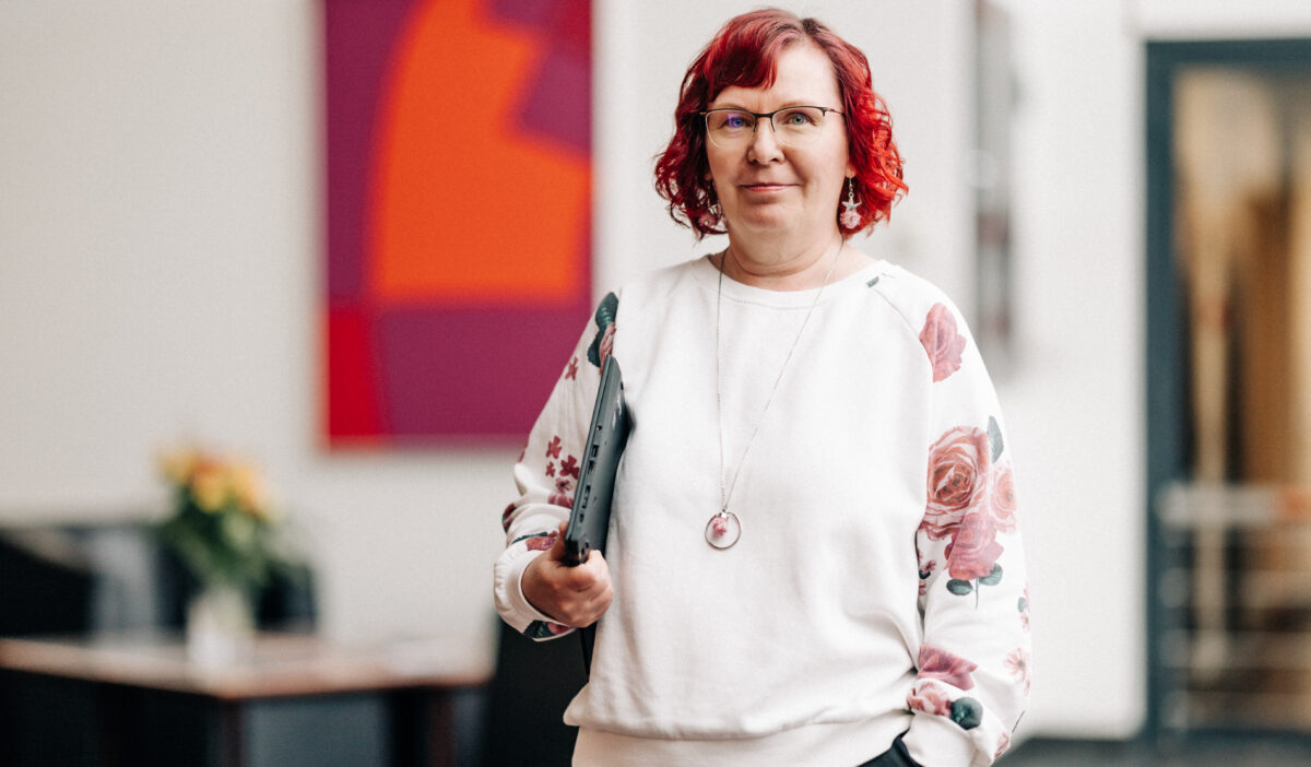 Seinäjoen Energian työntekijä kannettavan tietokoneen kanssa