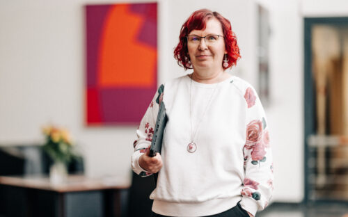 Seinäjoen Energian työntekijä kannettavan tietokoneen kanssa