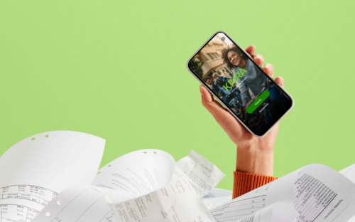 Puhelin, jossa on digipostipalvelu Kivra sekä kuitteja