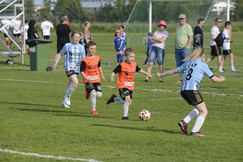 Lapset pelaamassa jalkapalloa