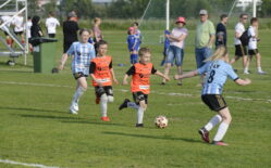 Lapset pelaamassa jalkapalloa
