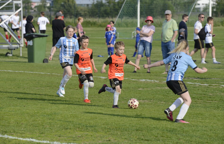 Lapset pelaamassa jalkapalloa