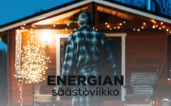 Mies menossa kohti ulkosaunaa kausivalojen valossa.