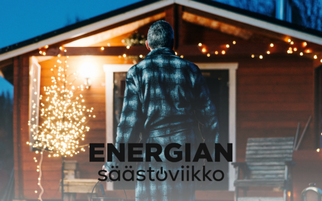 Mies menossa kohti ulkosaunaa kausivalojen valossa.