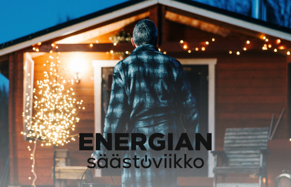 Mies menossa kohti ulkosaunaa kausivalojen valossa.