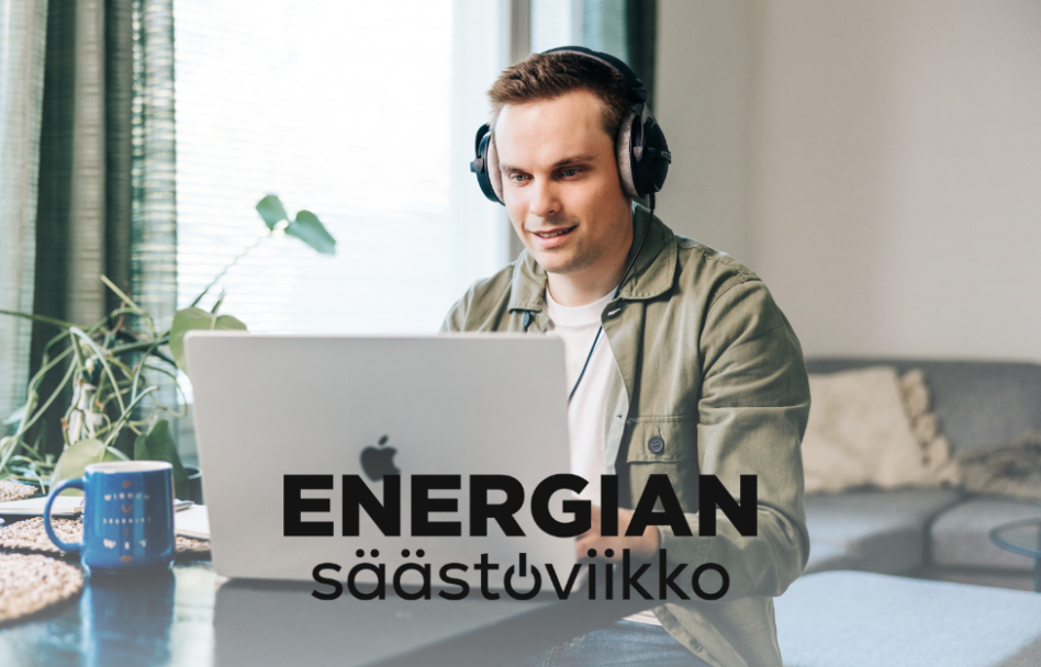 Mies tietokoneella.